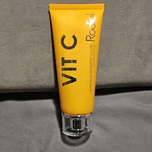 0Rodial Vit C Papaya Enzyme Scrub in